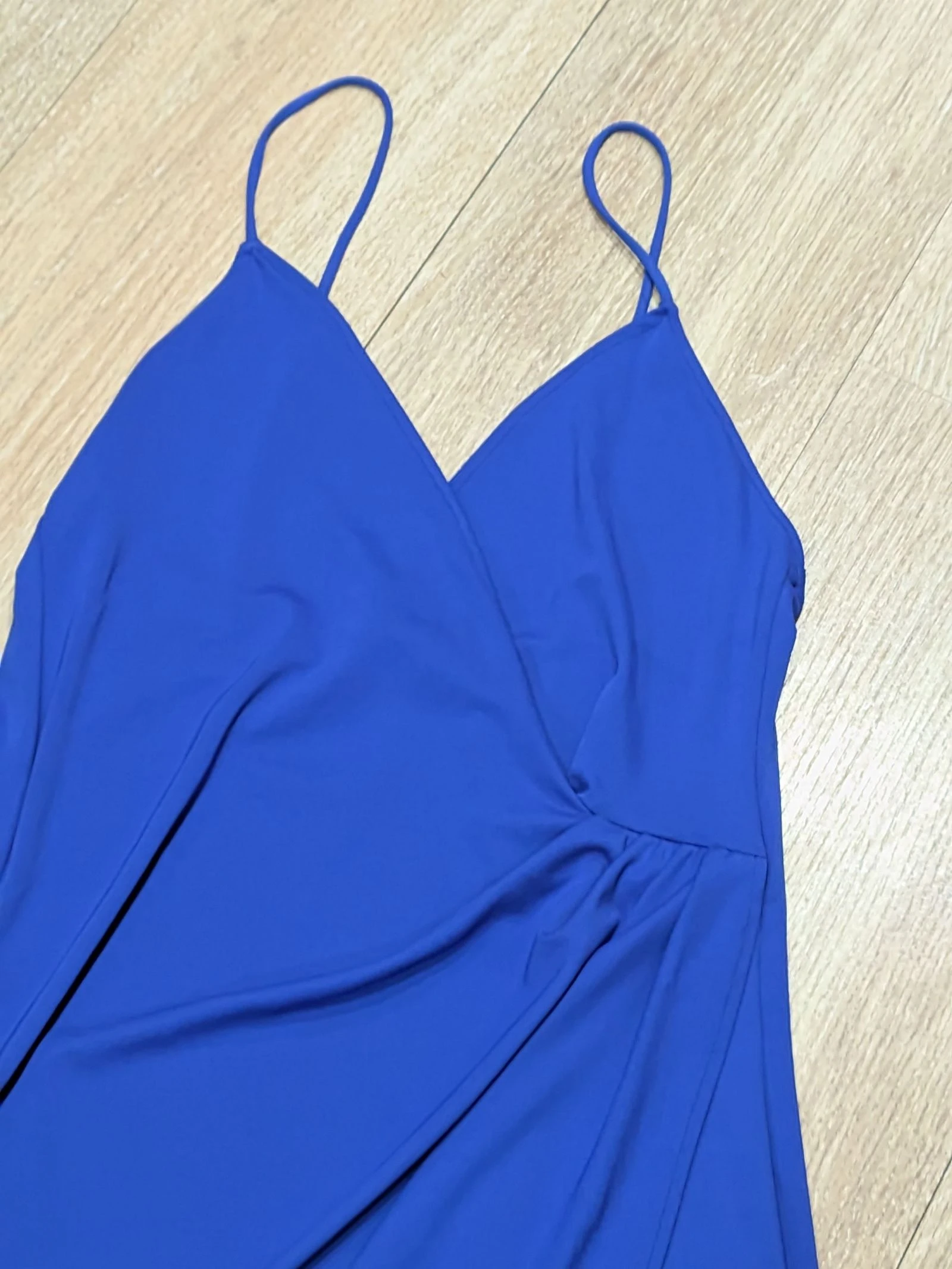 Korte kobaltblauwe jurk met kruisgesneden hals en dunne bandjes maat L van Pull&Bear – photo 3